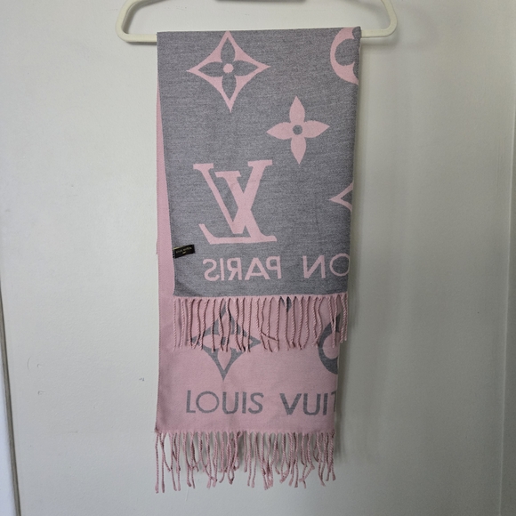 Louis Vuitton Reykjavik Scarf - Picture 9 of 9